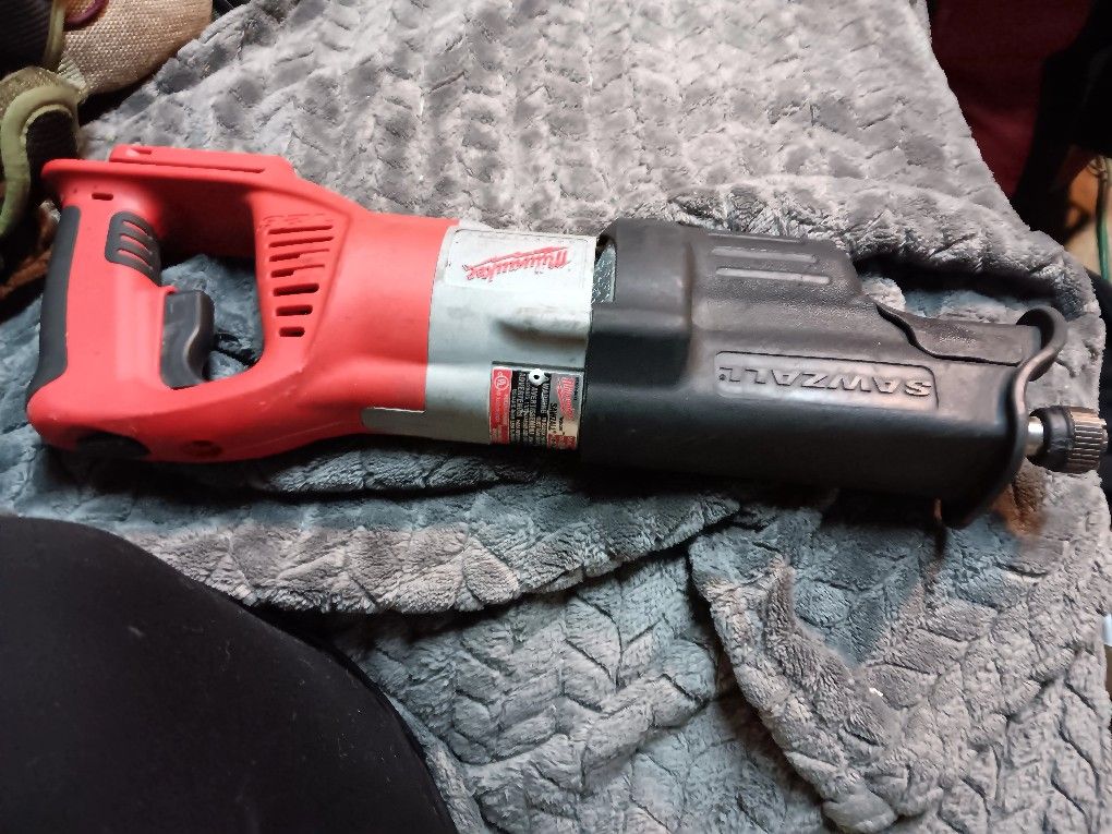 Milwaukee M28 28-Volt Lithium-Ion SAWZALL Cordless Reciprocating Saw