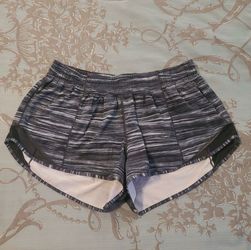 Lululemon Hotty Hot Short II 2.5" Low Tide Alpine White Black Size 10