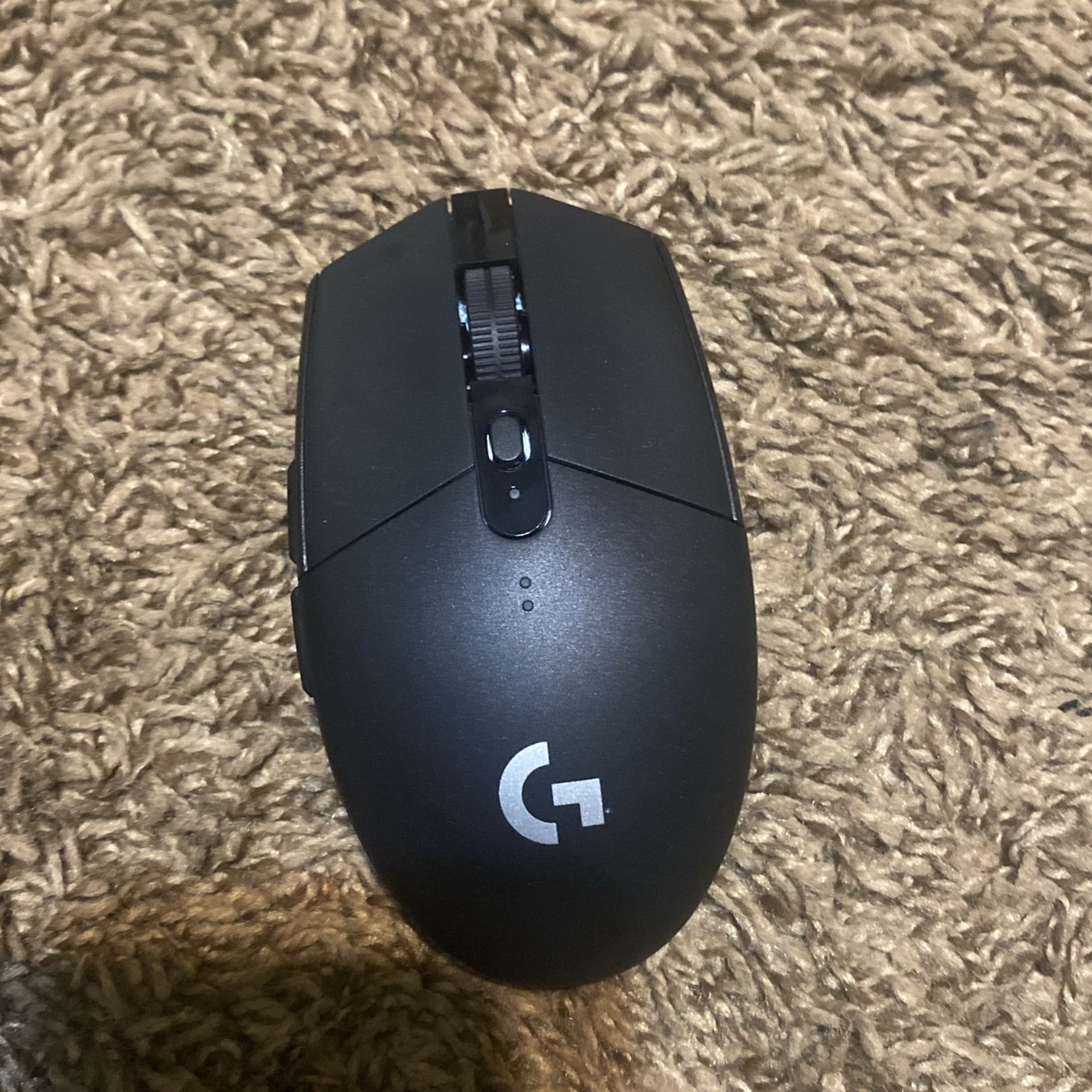 Logitech G305 WIRELESS mouse w/ Extra Batteries FREE