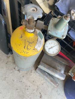 Co2 tank with regulator