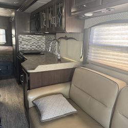 2017 Thor Hurricane 29d