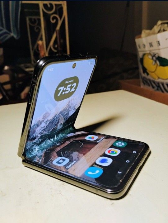 Motorola Razr+ 2023 5g (Unlocked) Brand New