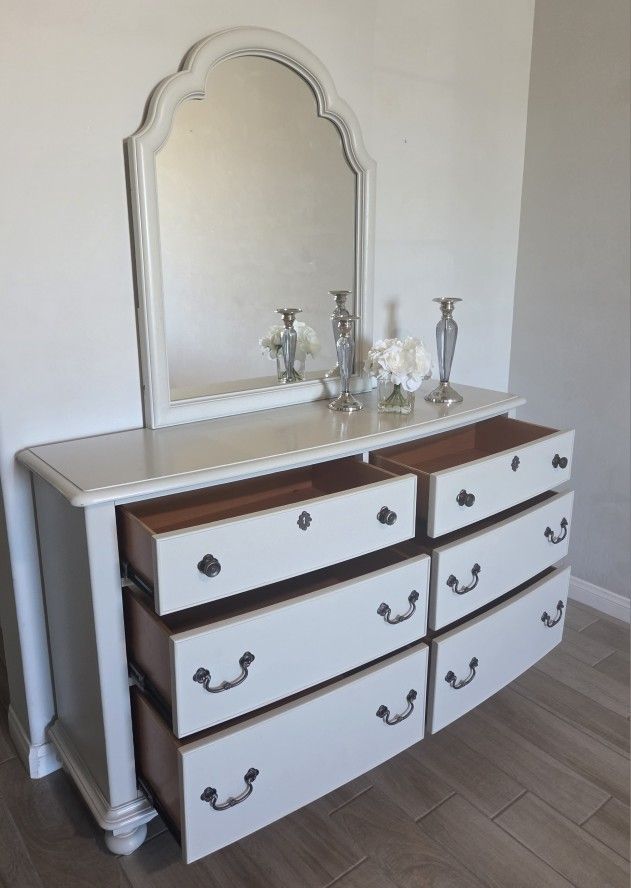 Beautiful Cottage Wood Dresser WithMirror. Used, in good condition. Normal Wear!
Beautiful Morning Mist Color