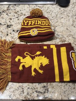 Harry Potter Gryffindor Accessory Bundle: Beanie and Scarf VG
