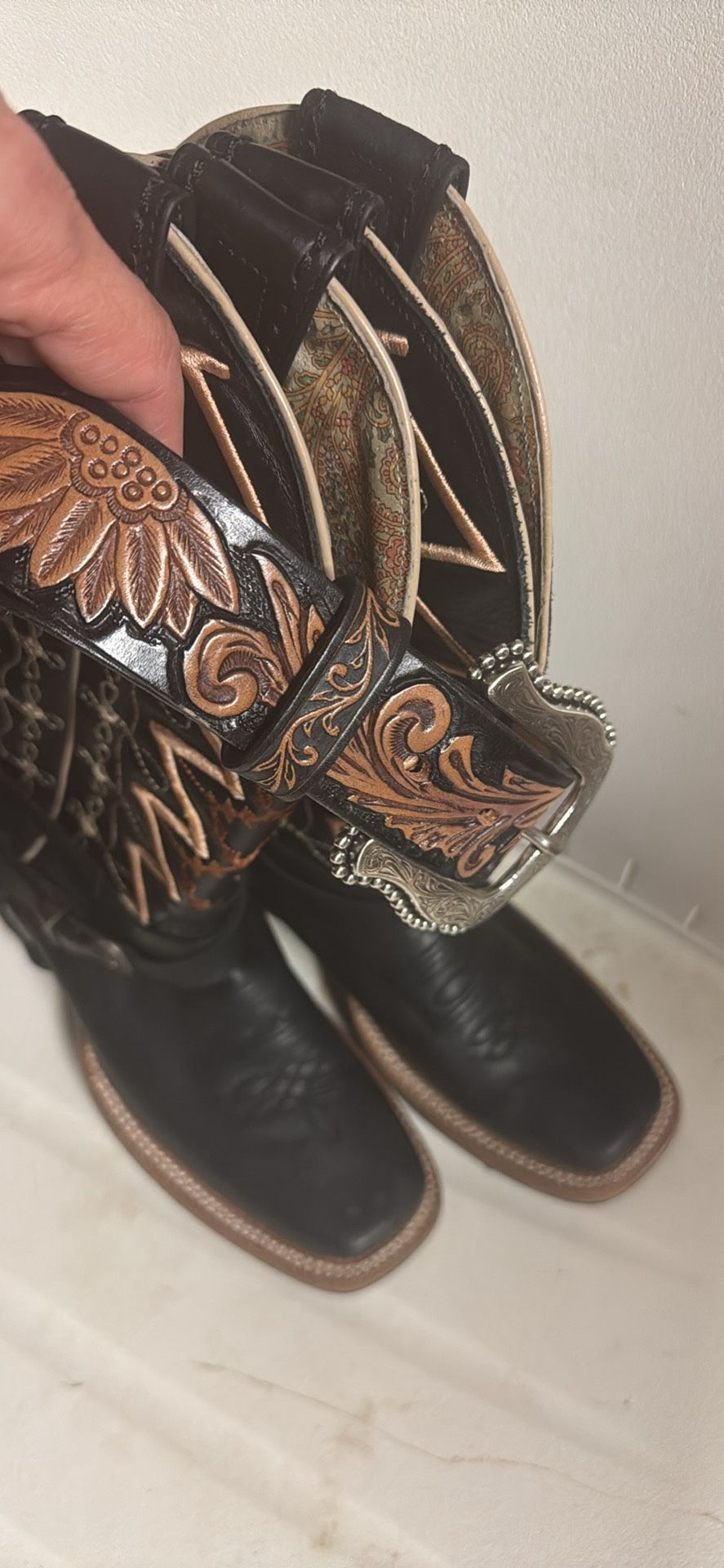 Cinturón Y Botas Negras Hermosas