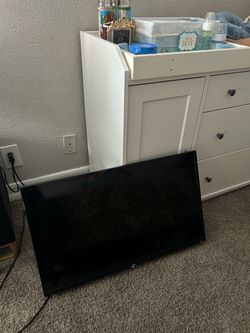 Roku smart tv with controller