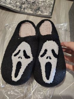 Women's slippers, size 7/8, brand new