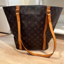 Luis Vuitton Purse $900