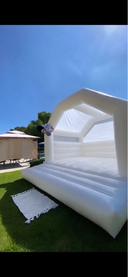 BEAUTIFUL WHITE BOUNCE HOUSE FOR SALE. Commercial grade with Blower Arch