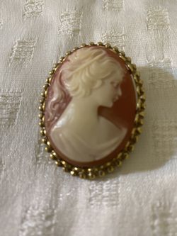 Vintage Gold Tone Cameo Brooch 