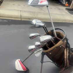 Taylormade complete golf club set! Taylormade driver, irons, putter, and bag!