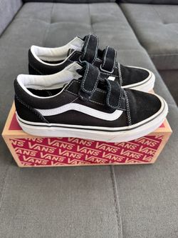 Vans Little Kids Old Skool V Shoe in Black / True White