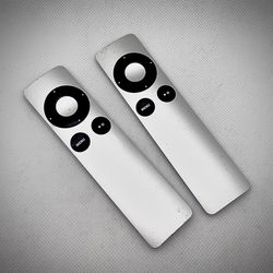 2x Apple Remotes