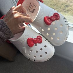 Woman’s Crocs 7