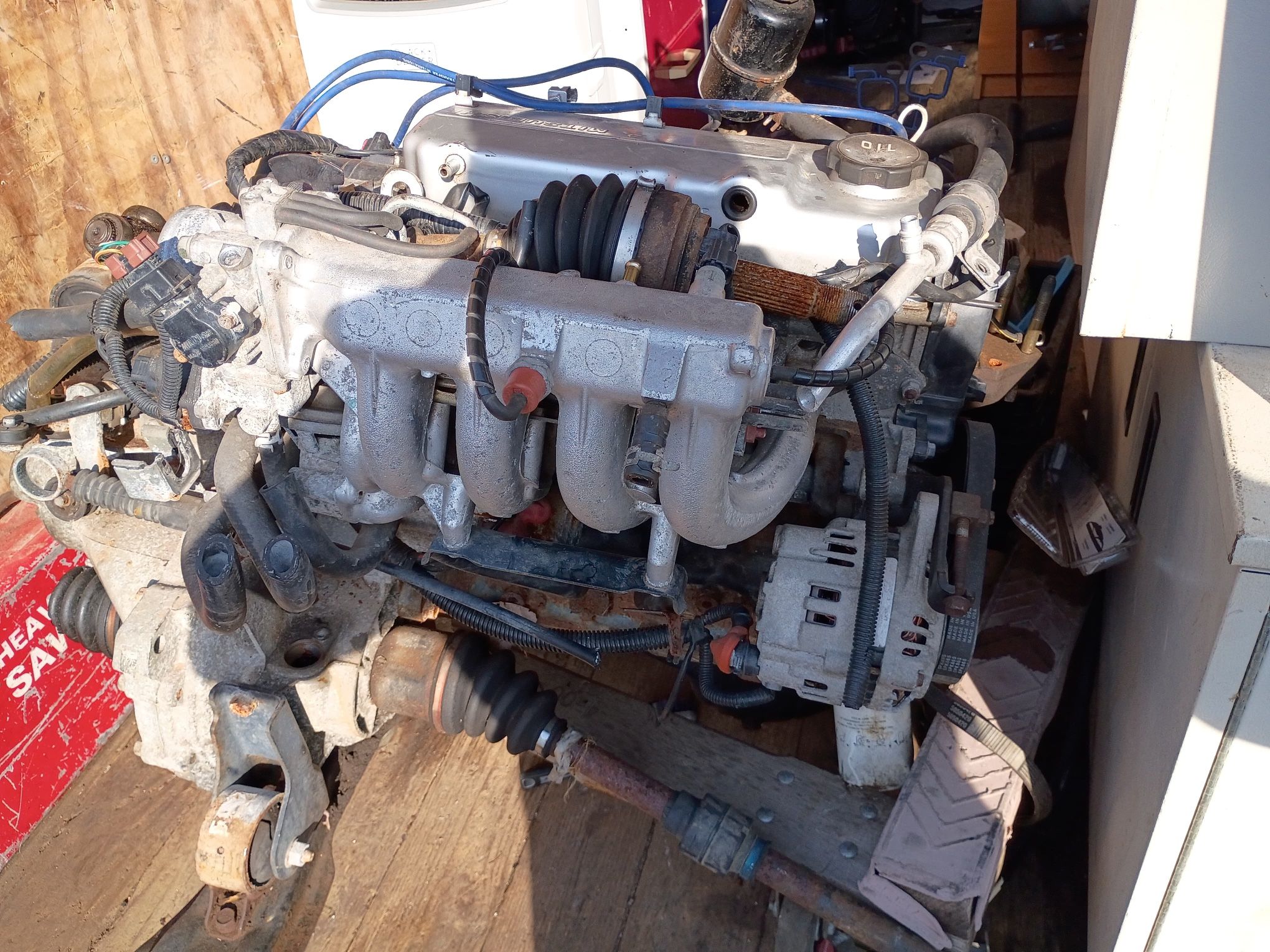 Mitsubishi lancer 1500. 5 Speed Engine And Manual Transmission / Motor y transmission. Transmission de 5 velocidades.