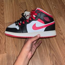 JORDAN 1 RED AND BLACK (USED) 5Y 110$ OBO 