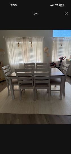 Dining table with 6x chairs - RC Willey