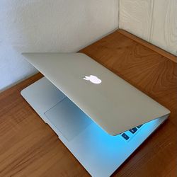Apple MacBook Air 13” I5/8GB/256GB SSD $180