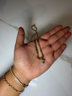 19” Gold Curb Chain Necklace with Diamond Pendant