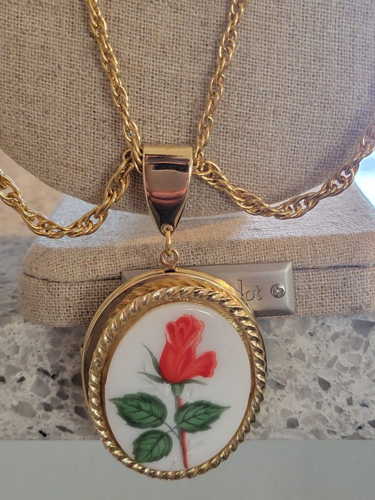 VINTAGE NECKLACE WITH LOCKET 24" LONG 