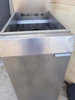 Restaurant deep fryer with two baskets There’s 2 Available