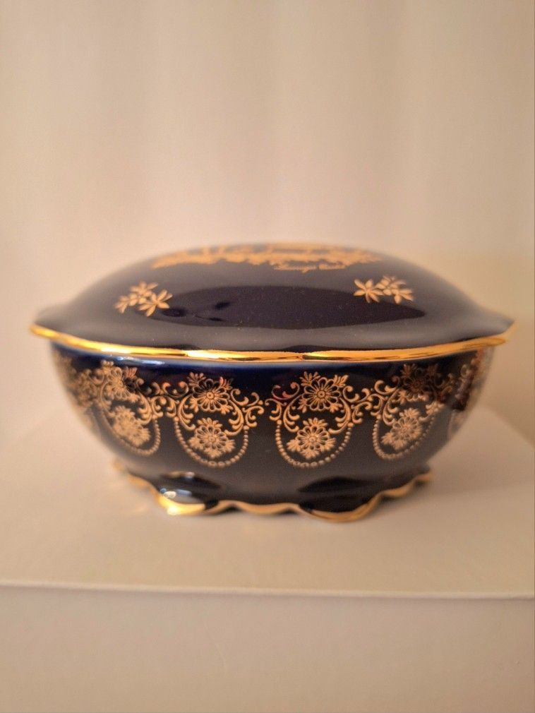 LIMOGES CASTEL 22K GOLD TRIM TRINKET BOX