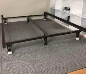 QUEEN / FULL/ CAL KING/ KING SIZE METAL BED FRAME (LIKE NEW)  (VERY STURDY)