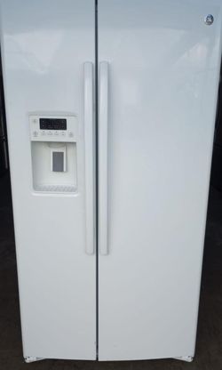 GE  Side By Side White Refrigerator Fridge
