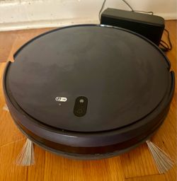 Robot VACUUM! Had extra filter and brush has app!