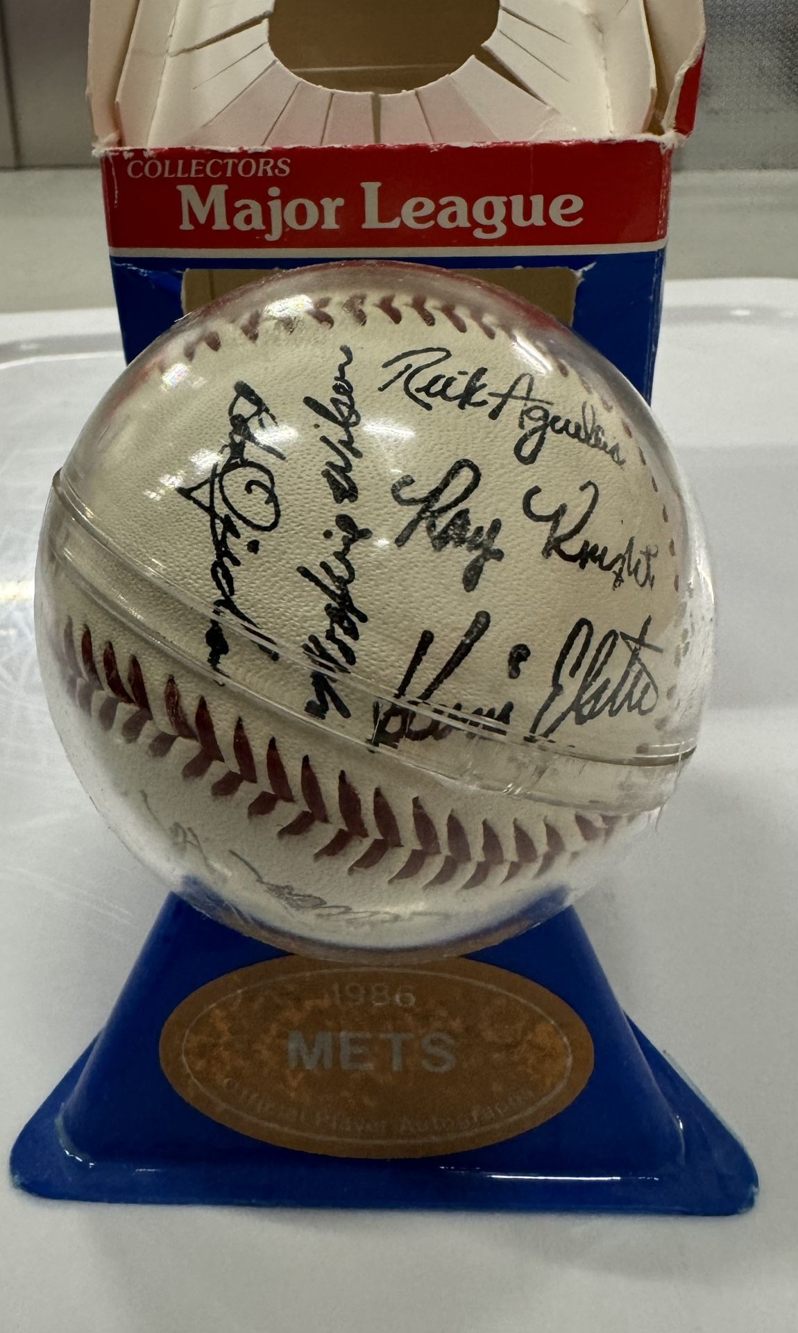 Collectors major league Autographed Baseball- 1986 New York Mets Team(Mint Condition)