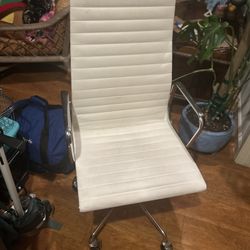 Modern White Ribbed Office Chair with Chrome Base – Adjustable & Rolling