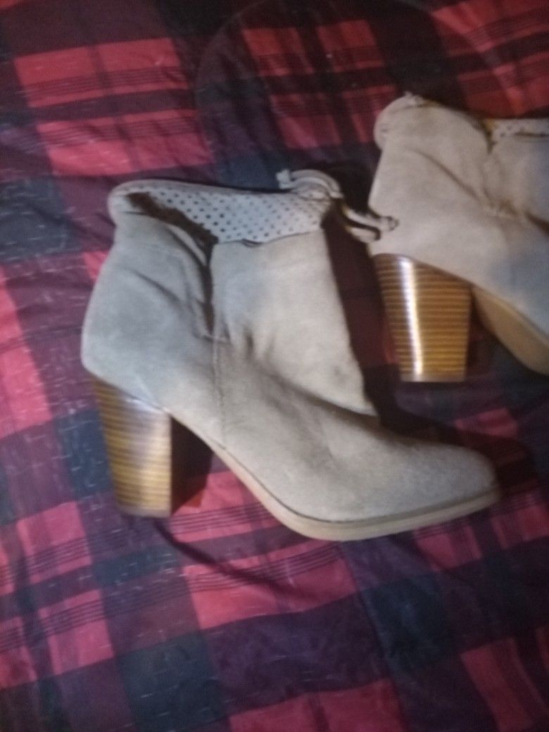 Crown Vintage Boots (Women Size 9)
