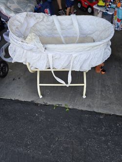 Vintage Eyelet Moses Basket & Rocking Stand (Portable Bassinet)