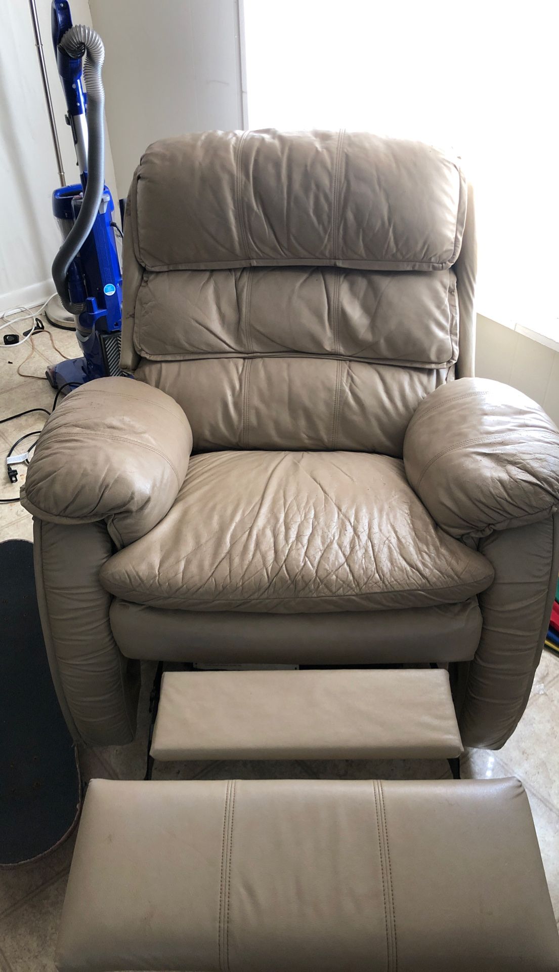 Lazy Boy Leather Recliner for Sale in Tallahassee, FL OfferUp