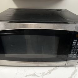 General Electric 1.65 KW countertop microwave