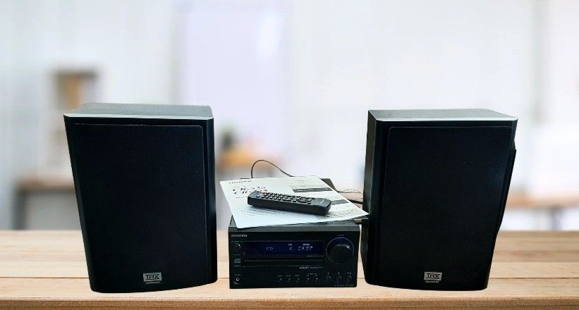 Onkyo CR 325 mini CD Receiver and matching Onkyo SKR 980 speakers and Remote