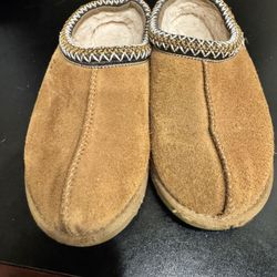 UGG Slippers (Slightly used) Size 5