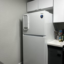White Midea Top-Freezer Refrigerator – Excellent Condition
