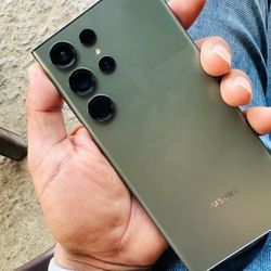 Samsung Galaxy S22 ULTRA  , Unlocked   for all Company Carrier ,  Excellent Condition  Like New