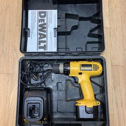 DeWALT 12V Cordless Adjustable Clutch Driver Drill Kit with New Battery