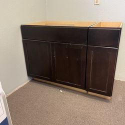 Kitchen cabinets. 3 base.