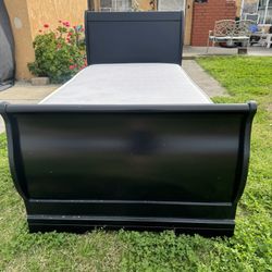 Nice Twin Bed With Good Mattress Set