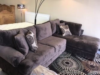 BRAND NEW OVER SIZED SECTIONAL COUCH