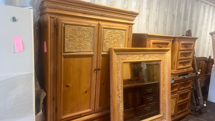 7 pieces Kings size bedroom
