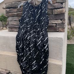 Alice & Olivia sequence dress women size medium. Shell 100% silk and lining 93% silk and 7% spandex. Side zipper and one button on the back. 36” in le