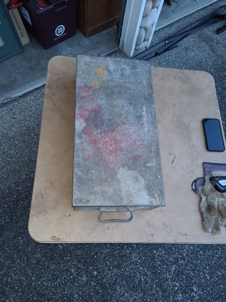 METAL TOOL BOX 24 X 12