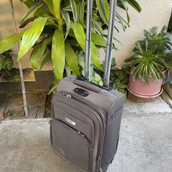 Excelente condition carry-on suitcase