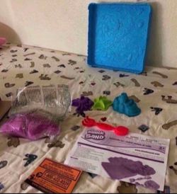 $ 10  Kinetic sand It’s have everything inside the box it all good condition only use it ones.