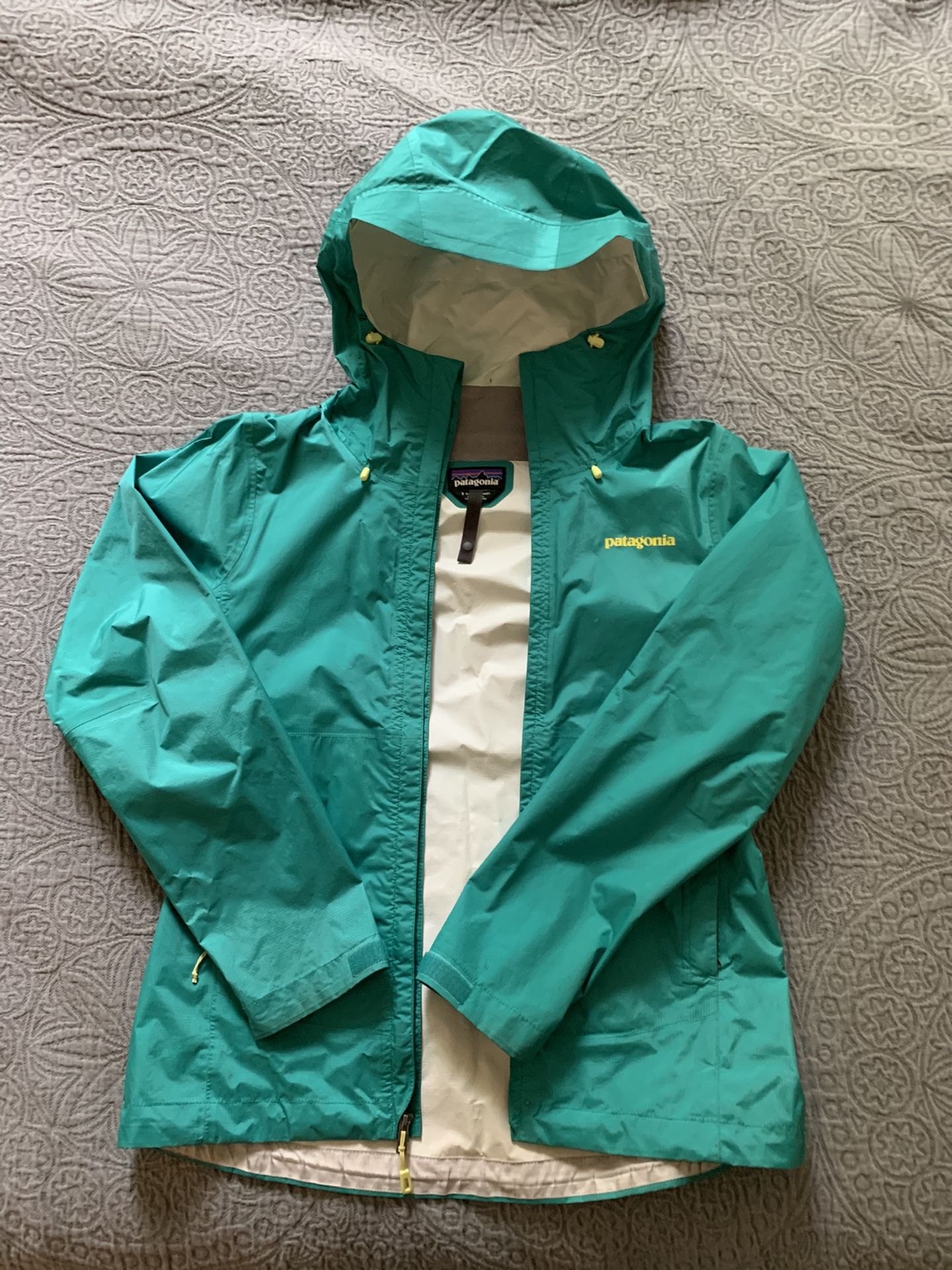 Patagonia Women’s H2no rain coat