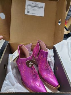 The items shown are a pair of Ariat Women's Dixon Western Ankle Boots.